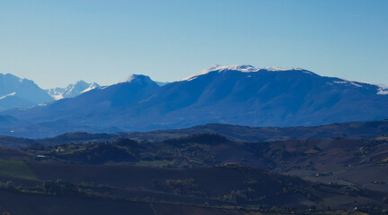 Montagne azzurre innevate e valli in una giornata di sole invernale