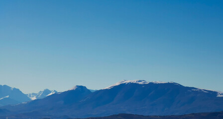 Montagne azzurre innevate e valli in una giornata di sole invernale
