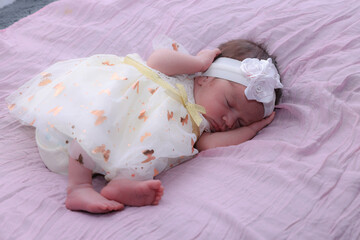 bebe vestido de blanco, Sleeping newborn baby photo shoot in studio.