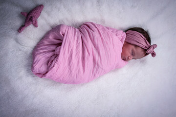 bebe vestido de blanco, Sleeping newborn baby photo shoot in studio.