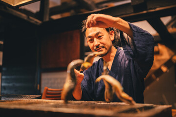 鮎を塩焼きする男性職人