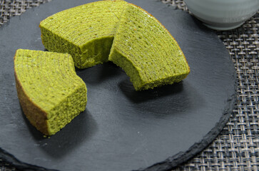 和菓子のような洋菓子　抹茶バウムクーヘン