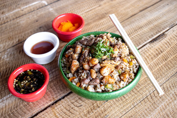 Yakimeshi de camarón con arrachera 