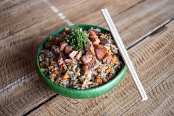 Yakimeshi de salmón 