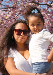 Naklejka premium Portrait of mother and daughter at cherry tree