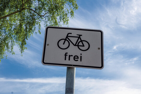 Verkehrsschild Fahrrad frei mit blauen Himmel 2