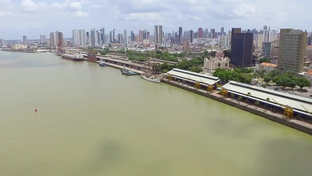 Sobrev&ocirc;o de drone chegando em Bel&eacute;m pelo rio Guam&aacute; no ano de 2016. Orla e margem antiga da cidade do ponto de vista a&eacute;reo a 60 metros de altitude.