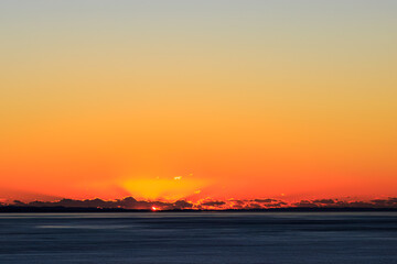 太平洋に昇る美しい初日の出。

日本国神奈川県中郡二宮町、吾妻山公園にて。
2022年1月1日撮影。

The new year's first sunrise over the Pacific Ocean.

At Azumayama Park, Ninomiya-cho, Naka-gun, Kanagawa, Japan.
Photographed on January 1, 2022.
