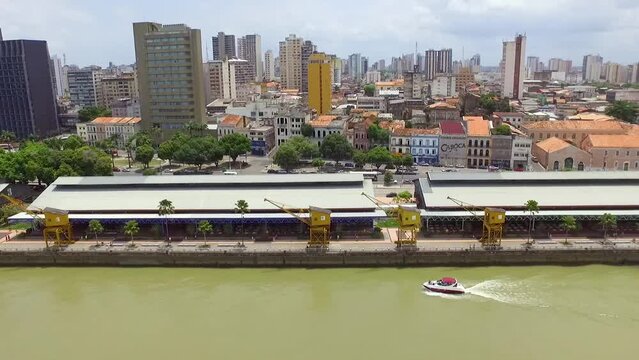 Drone fazendo traveling de uma lancha na margem da cidade de Bel&eacute;m, Par&aacute;, Brasil. Ano de 2016 na frente da Esta&ccedil;&atilde;o das Docas. Passeio fluvial