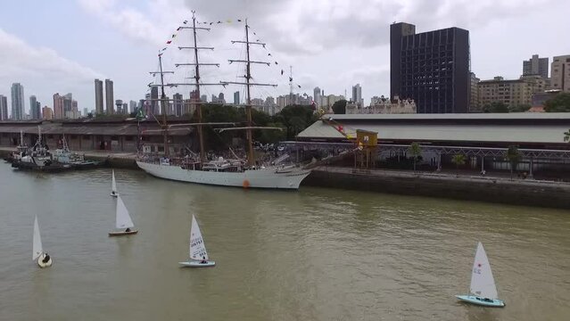 Tomada a&eacute;rea de veleiros em regata no rio Guam&aacute; em Bel&eacute;m, Par&aacute;, Brasil na orla do mercado Ver-o-peso e Esta&ccedil;&atilde;o das docas no ano de 2016. Nve Navio Veleiro Cisne Branco ancorado na escadinha do porto
