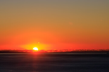 太平洋に昇る美しい初日の出。

日本国神奈川県中郡二宮町、吾妻山公園にて。
2022年1月1日撮影。

The new year's first sunrise over the Pacific Ocean.

At Azumayama Park, Ninomiya-cho, Naka-gun, Kanagawa, Japan.
Photographed on January 1, 2022.
