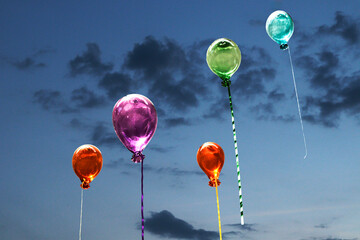 Globos de colores hechos de cristal flotando en un fondo de cielo azul