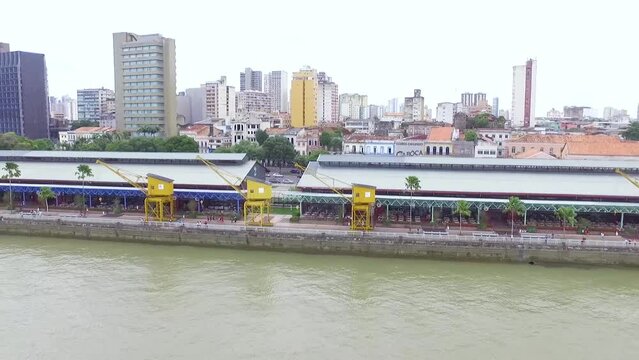 Sobrev&ocirc;o na Esta&ccedil;&atilde;o das Docas em Bel&eacute;m do Par&aacute; no ano de 2016. Orla e margem antiga da cidade do ponto de vista de um drone fazendo um v&ocirc;o panor&acirc;mico.