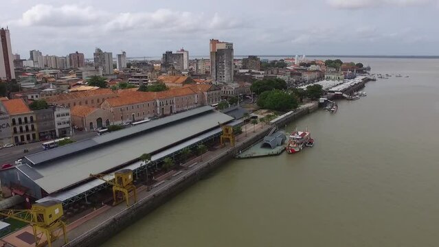 Sobrev&ocirc;o no Ver-o-peso e Esta&ccedil;&atilde;o das Docas em Bel&eacute;m do Par&aacute; no ano de 2016. Orla e margem antiga da cidade do ponto de vista de um drone fazendo um v&ocirc;o panor&acirc;mico.