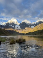 Fototapeta premium Amanecer entre las montañas, Huayhuash