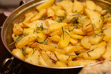 fried potatoes in a pan, rustic potatoes, sautéed potatoes, roast potatoes, english potatoes, thanksgiving day, thanksgiving, thanksgiving meal, haute cuisine	