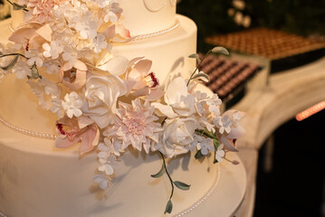 wedding cake with flowers, wedding cake with roses, white cake, background