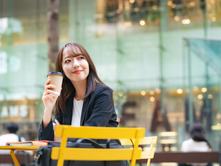 カフェテラスでコーヒーを飲む女性