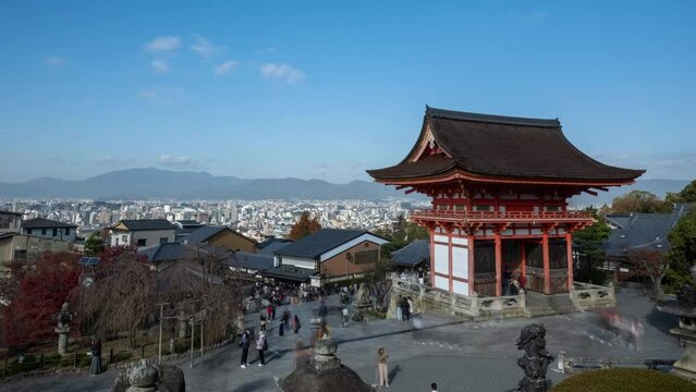 Gate at Kiyomizu dera temple time lapse video in autumn season on a cloudy day.