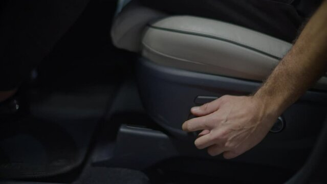 mano de una persona moviendo el asiento de su auto