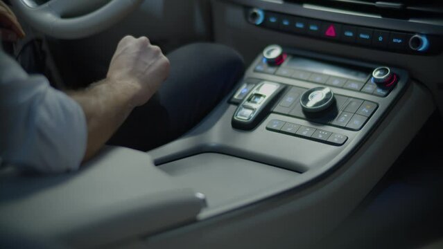 Persona tocando un bot&oacute;n en un auto