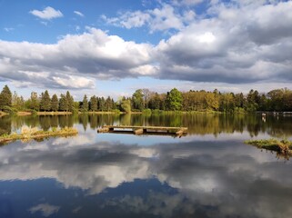 Wolken spiegeln sich im Wasser - Seenlandschaft im Frühling