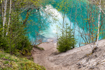 blauer See im Harz bei Rübeland mit türkisfarbenen Wasser - 792425474