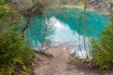 blauer See im Harz bei Rübeland mit türkisfarbenen Wasser