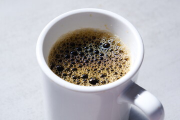 お気に入りのマグカップに淹れたてのコーヒーを入れてひと休み
