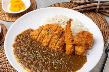 Pork cutlet, pork, curry, tenderloin, sirloin, side dish, kimchi, pickled radish, fork, sauce, egg, shrimp, fried food