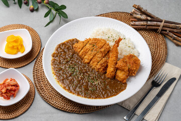 Pork cutlet, pork, curry, tenderloin, sirloin, side dish, kimchi, pickled radish, fork, sauce, egg, shrimp, fried food