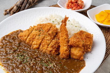 Pork cutlet, pork, curry, tenderloin, sirloin, side dish, kimchi, pickled radish, fork, sauce, egg, shrimp, fried food