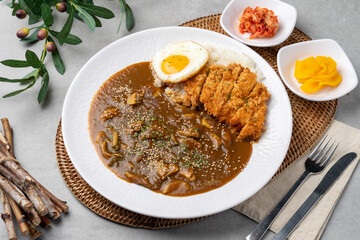 Pork cutlet, pork, curry, tenderloin, sirloin, side dish, kimchi, pickled radish, fork, sauce, egg, shrimp, fried food