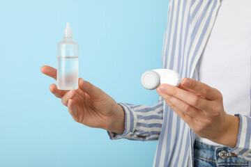 Contact lens liquid with lens container in hand