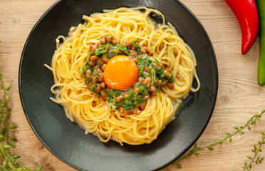 一人前の幸せを感じる納豆スパゲッティ、卵黄が鮮やか