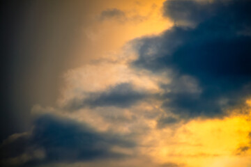 Ein Abendroter Himmel mit Wolken auf ihm