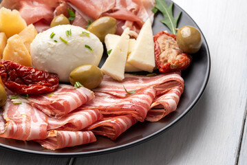 Portata di deliziosi salumi e formaggi italiani, prodotti tipici della cucina europea  - 792585452