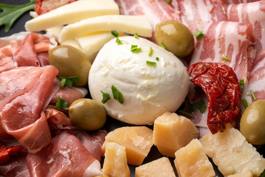 Portata di deliziosi salumi e formaggi italiani, prodotti tipici della cucina europea 