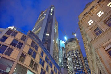 Hochhaesuer und Baustell in Frankfurt, nachts