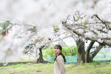 満開の桜と女性