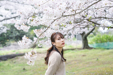 満開の桜と女性