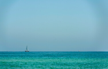 Bateau à voile au large de la côte d'Algarve à Fuseta, Portugal