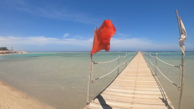 Rote Flagge am Strand warnt Urlauber vor Gefahr im Meer