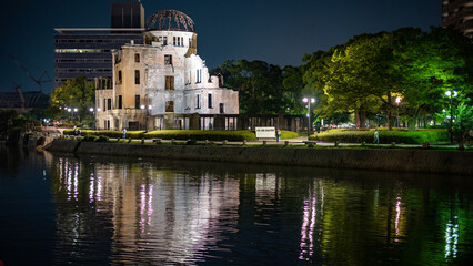 水面に映る原爆ドーム