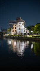 水面に映る原爆ドーム