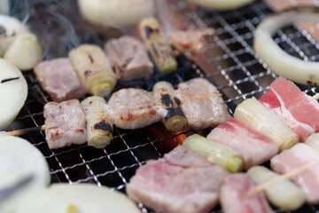 休日にバーベキューを楽しむ