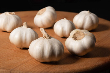 A pile of garlic on a wooden kitchen board. Organic garlic, Food background - 792632856