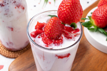 Cafe, sikhye, jujube tea, milk shake, ice, strawberry, latte, pineapple, juice, pretzel meringue, hamburger, bread, sandwich, garlic bread