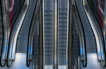 Blick von oben auf eine leere Rolltreppe in einem Einkaufszentrum in Rotterdam