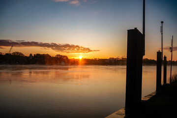 Sonnenaufgang über der Weser bei Berne am Fähranleger Julius Plate